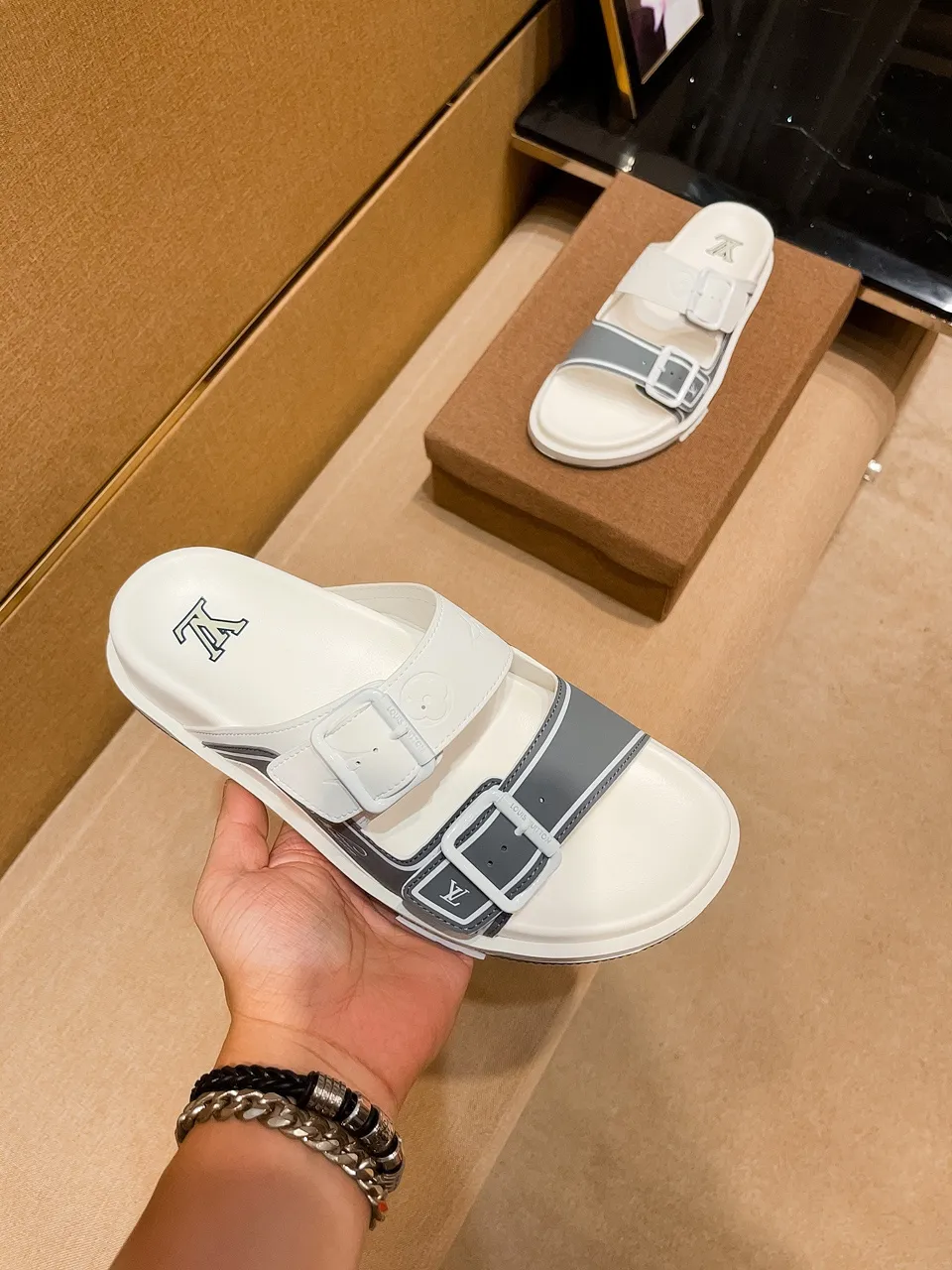 Men's shoes 💰 380 💰 New model on the market 🔥 [LV 🔥 Slippers] High-end 1:1 mold customization of first-layer cowhide, original upgraded version of the outsole, lighter and non-slip. The market's top quality, fashionable and trendy, versatile and popular, simple yet tasteful, a must-have for fashionistas, exuding a fashionable and casual atmosphere, fashion is at your feet, full of confidence, the same style at the counter 👍The season of spring and summer slippers is here, they are super beautiful to wear, 38-44, multiple colors available🔥